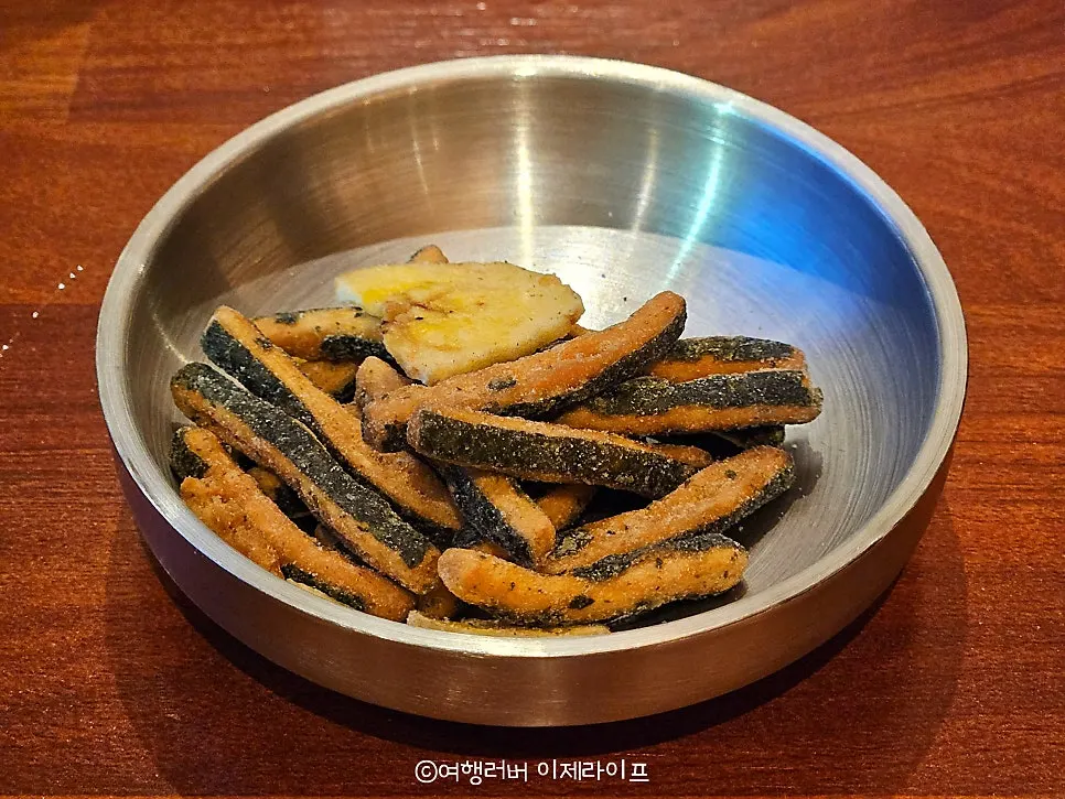 기본 안주 과자와 유리병에 담긴 보리차