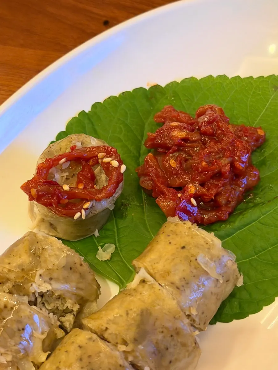 아바이 순대에 가리비 젓갈을 올린 모습