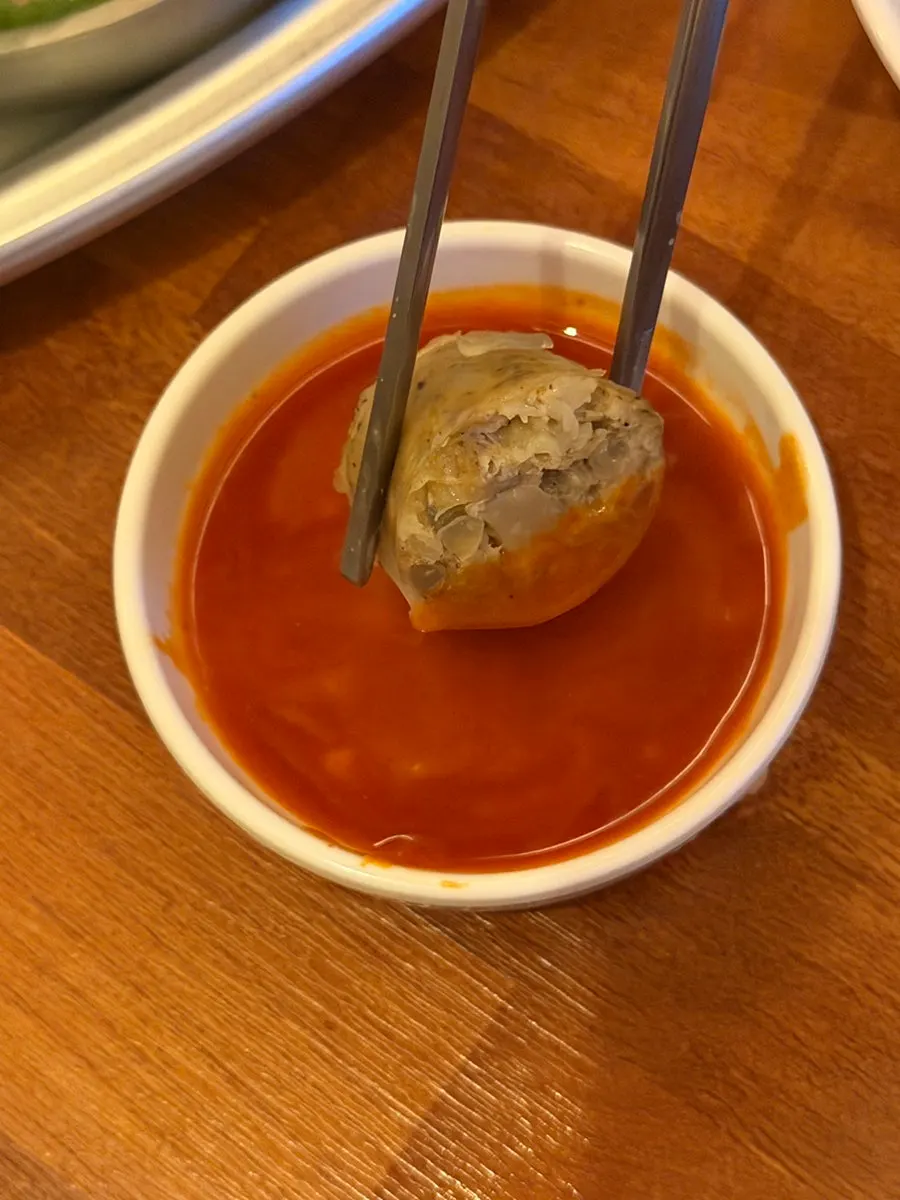 초장에 찍은 아바이 순대와 가리비젓갈