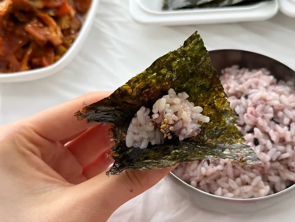 Seasoned laver and dipping sauce served alongside