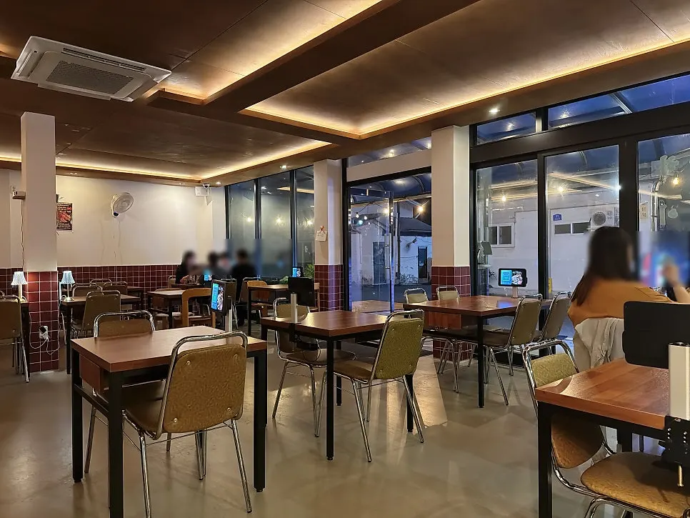 Seo Jubang seating with generous table spacing