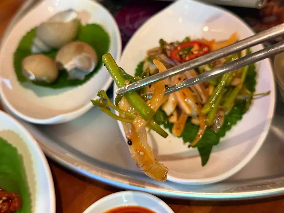 Golbaengi side dish served with the drinking set