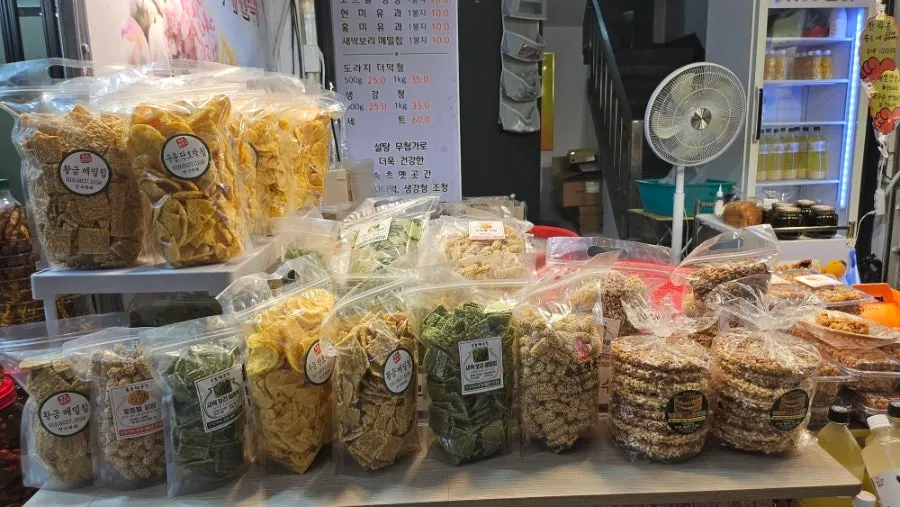 Handmade snacks being made at Sokcho Yetgokgan