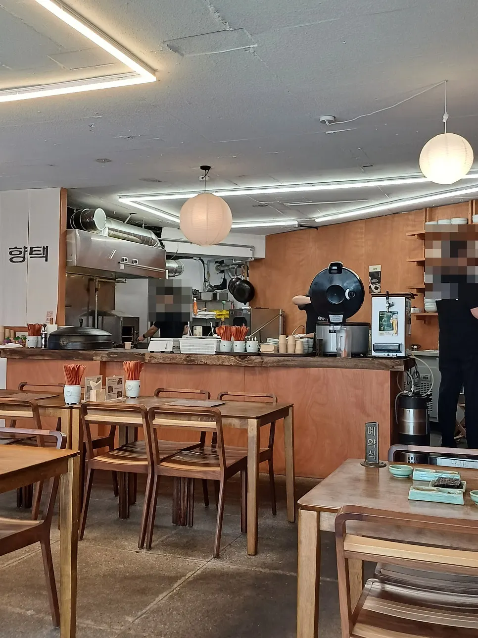 향택 대봉점 출입구 앞 모습