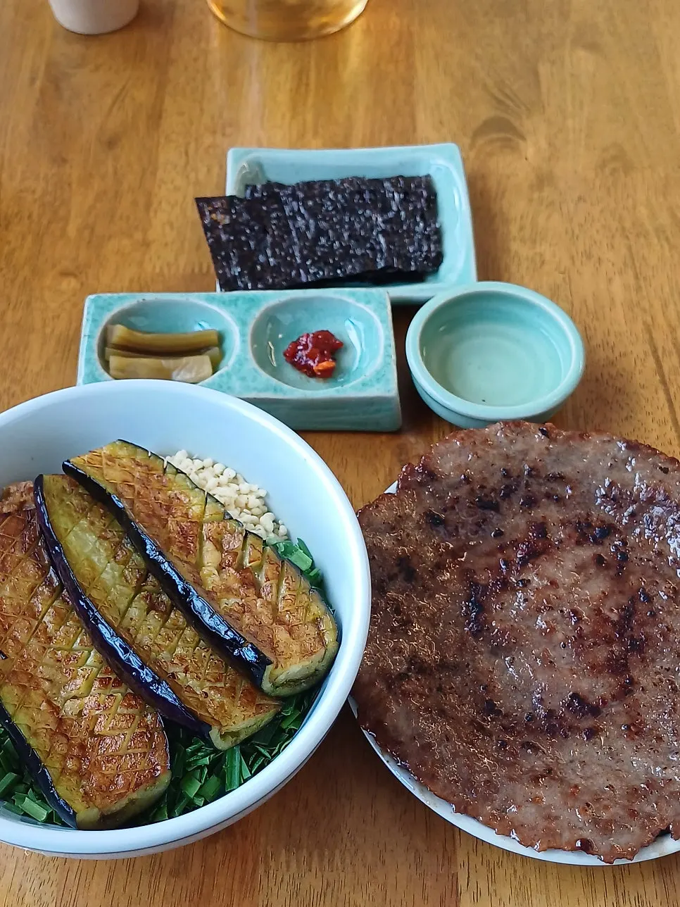 가지된장덮밥과 한판갈비 한 상