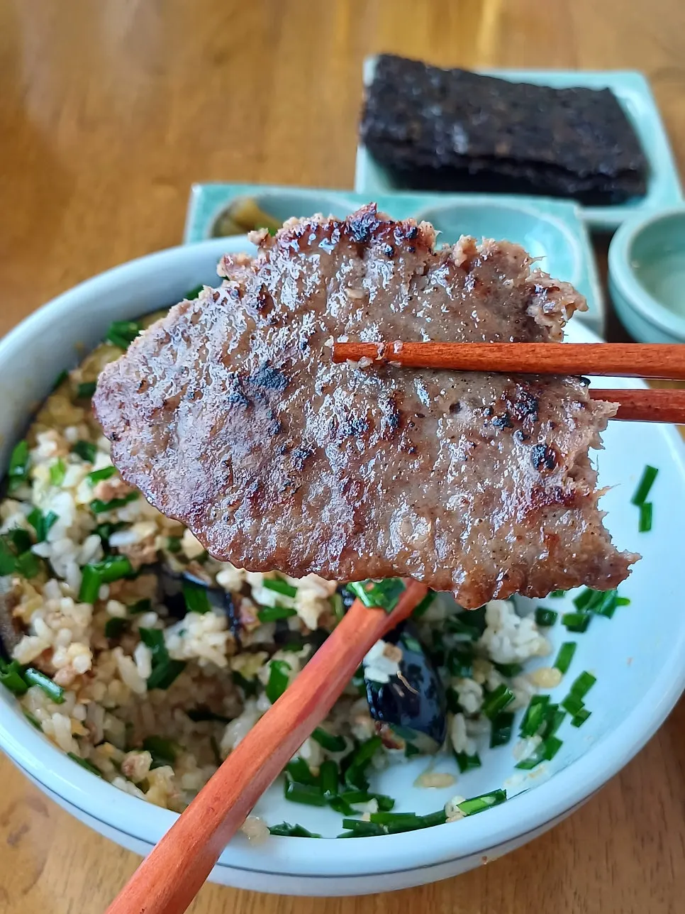 덮밥과 함께 차려진 한판갈비