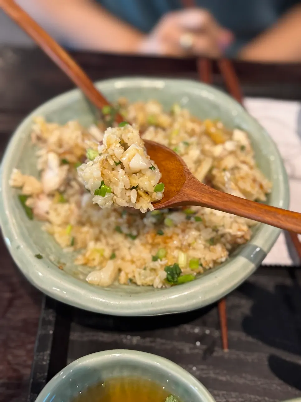 拌好装盘的鲷鱼干贝釜饭