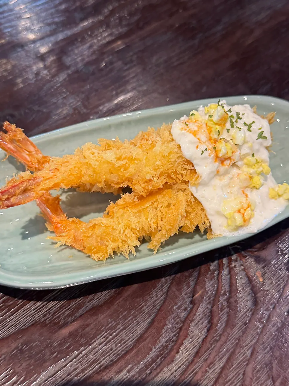 配有蛋黄与黄油的牛排釜饭