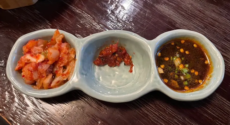 전복솥밥과 반찬이 놓인 한 상
