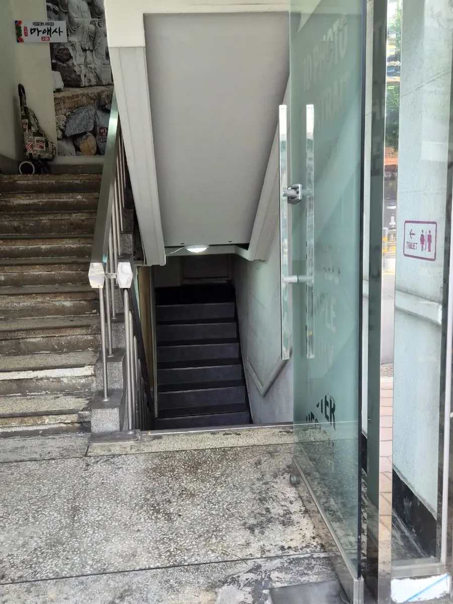 솔솥 광안리점 화장실 안내와 출입문 주변