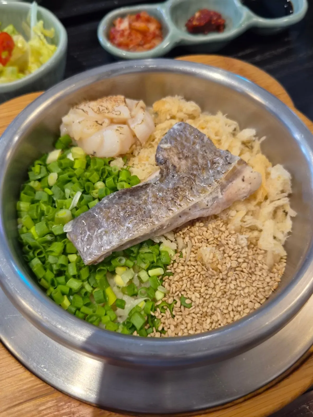 참돔살과 관자가 올라간 도미관자 솥밥