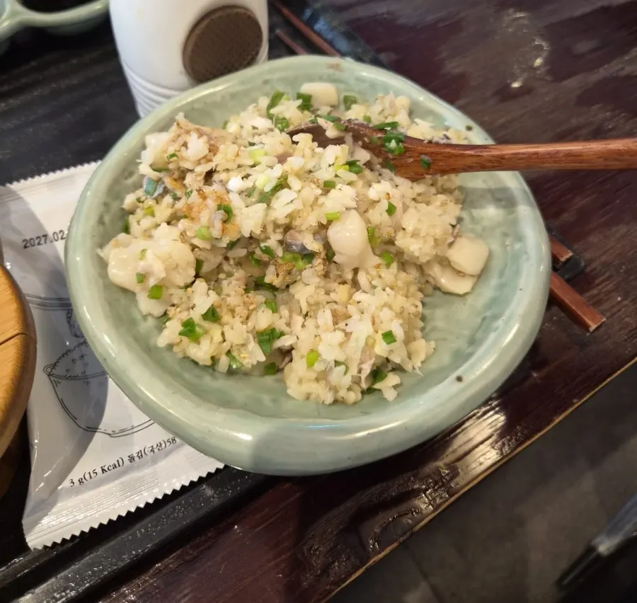 솥 안에서 비빈 도미관자 솥밥