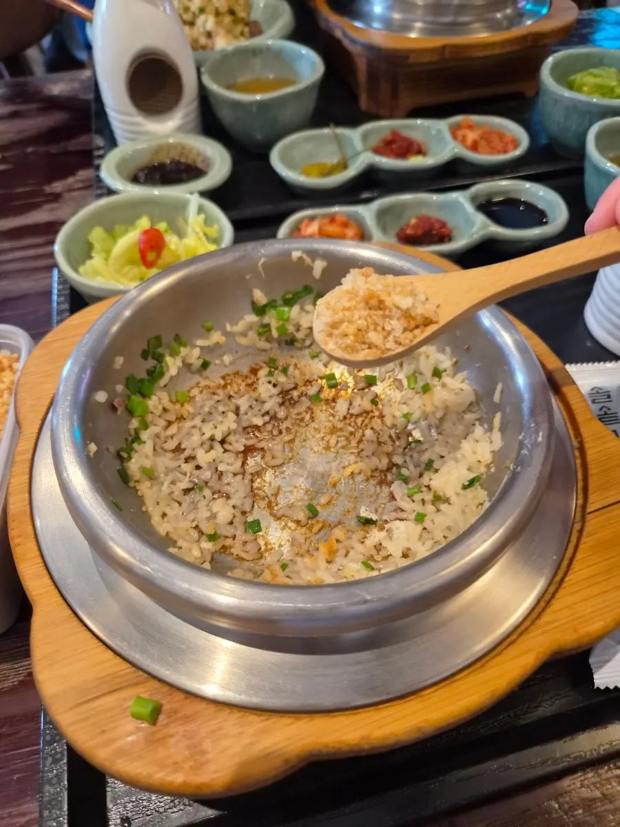 그릇에 덜어 간장으로 간한 솥밥 한 그릇