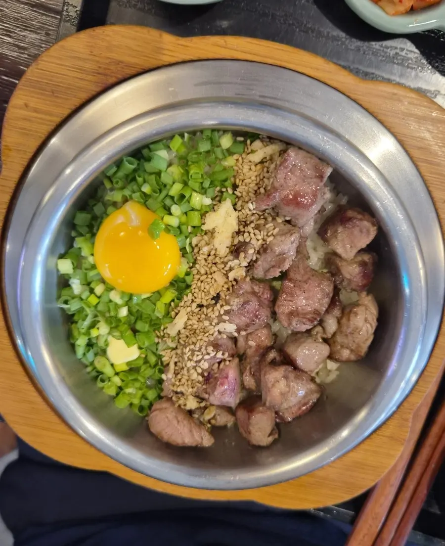 고기가 올라간 솔솥 광안리점 스테이크 솥밥