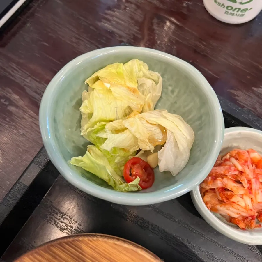 나무 쟁반에 담겨 나온 솥밥 한상차림