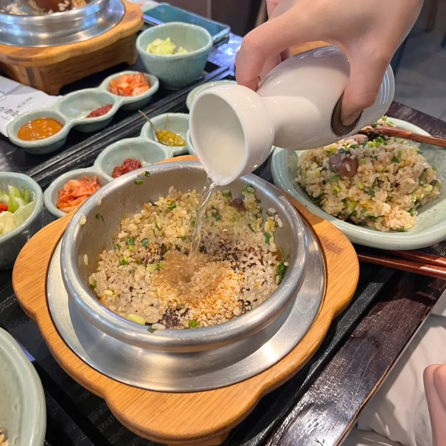누룽지에 육수를 부어 준비한 솥