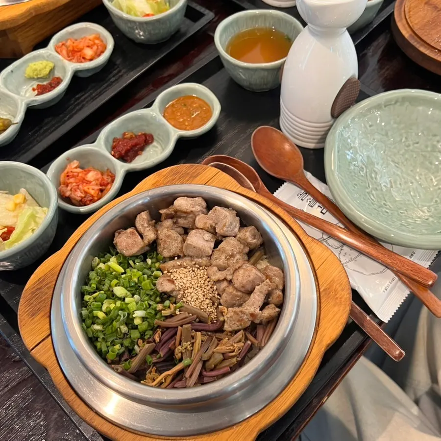 소스를 넣어 비빈 스테이크솥밥 한 그릇