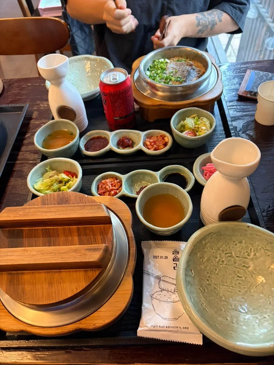 반찬으로 나온 샐러드와 김치