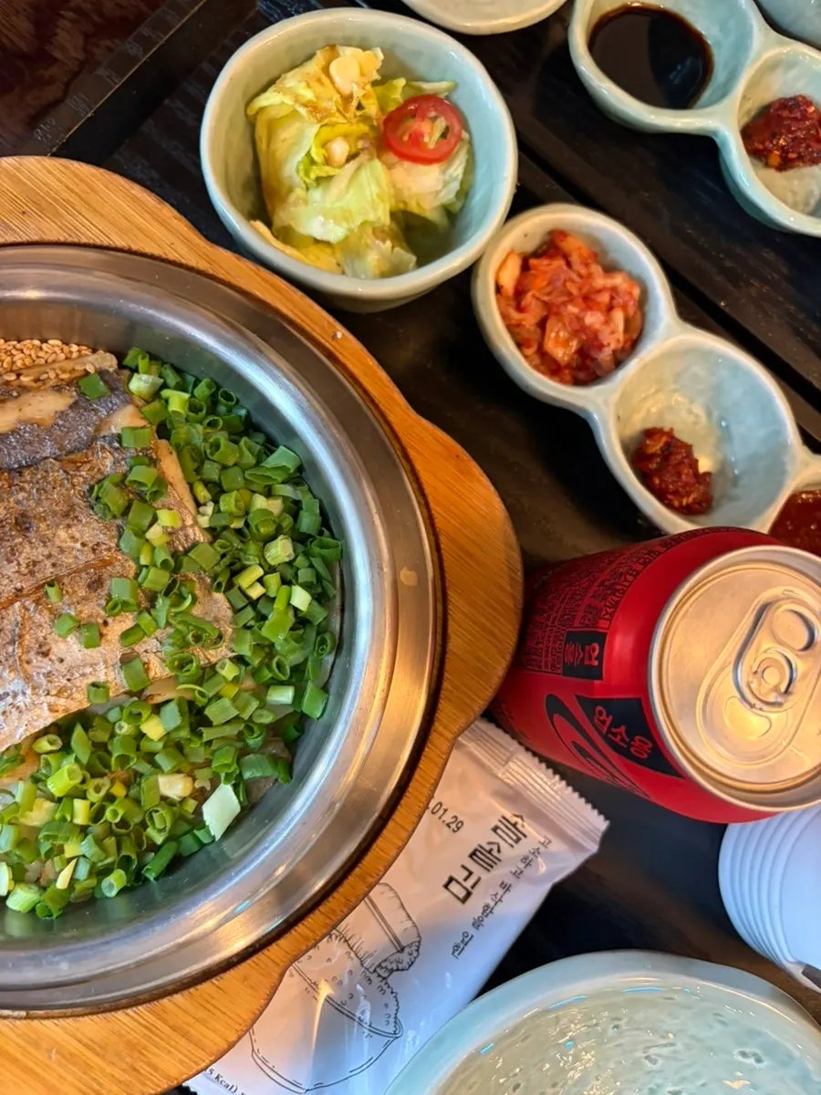갈치 순살 솥밥 비벼 그릇에 덜어낸 모습