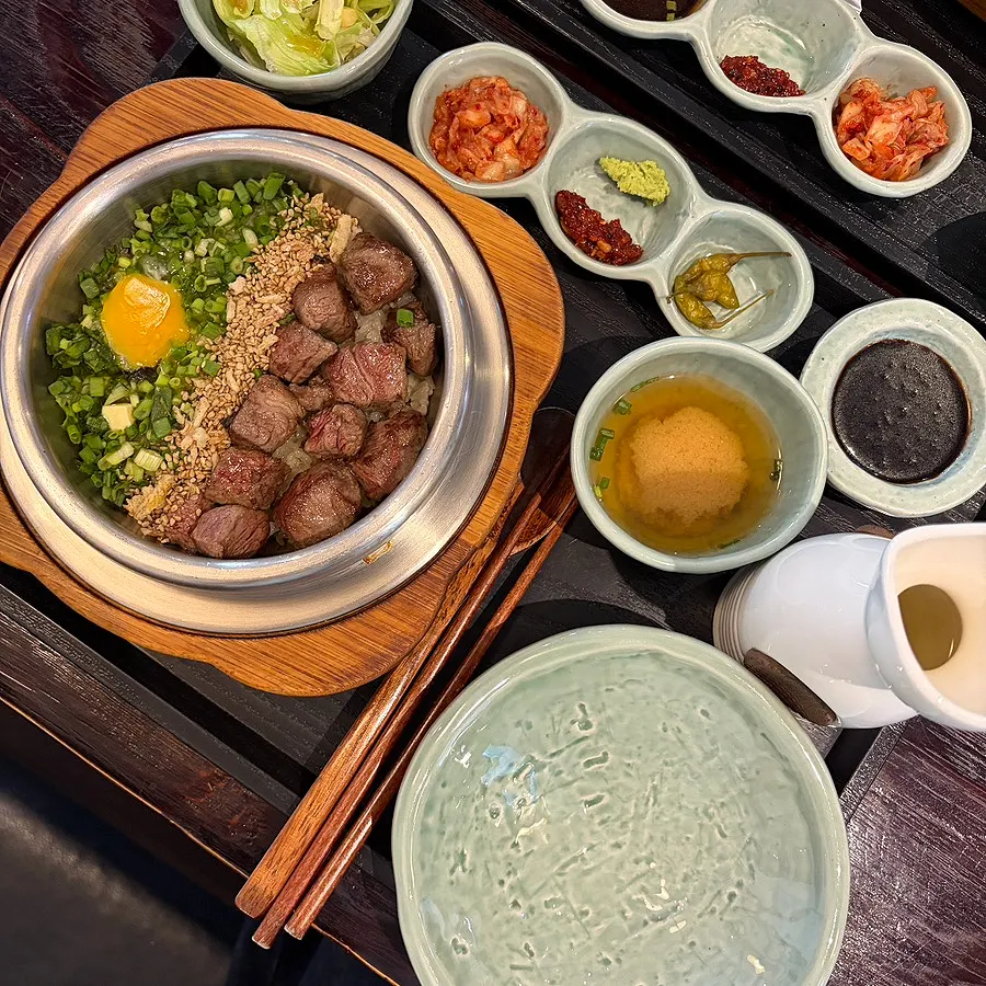 Steak pot rice with the lid opened