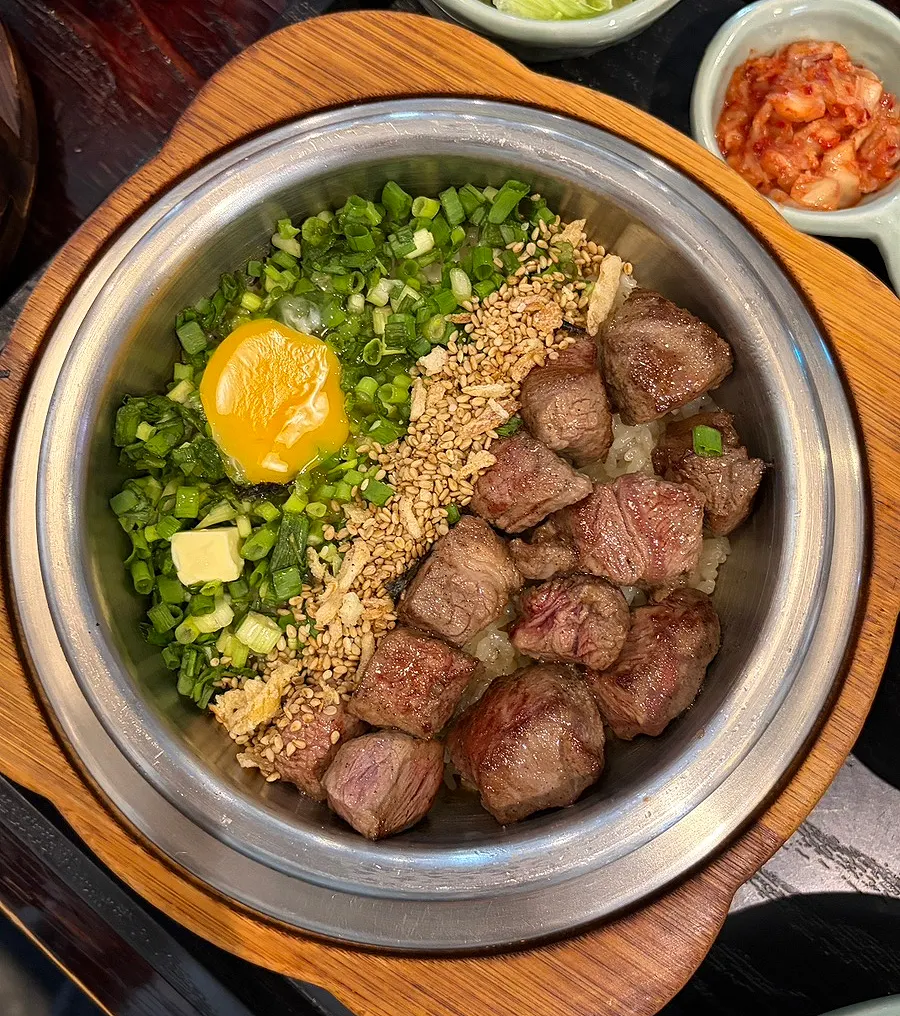 Side dishes served with the steak pot rice