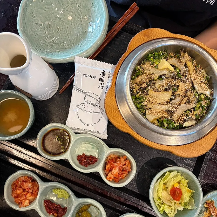 Abalone pot rice topped with Wando abalone