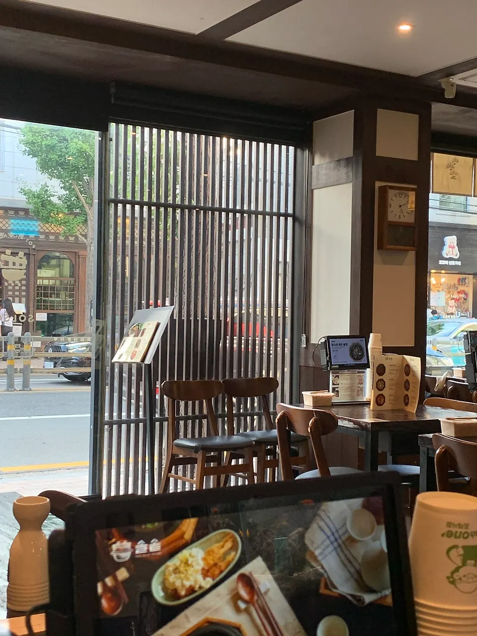 Walking into the interior of Solsot Gwangalli