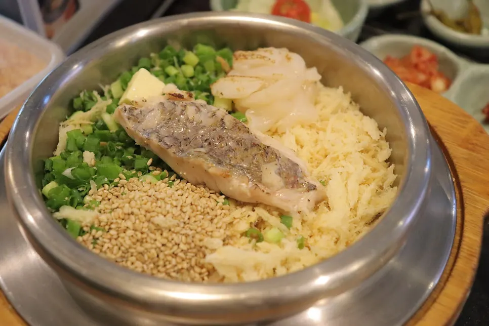 Pot rice setting served with nurungji powder
