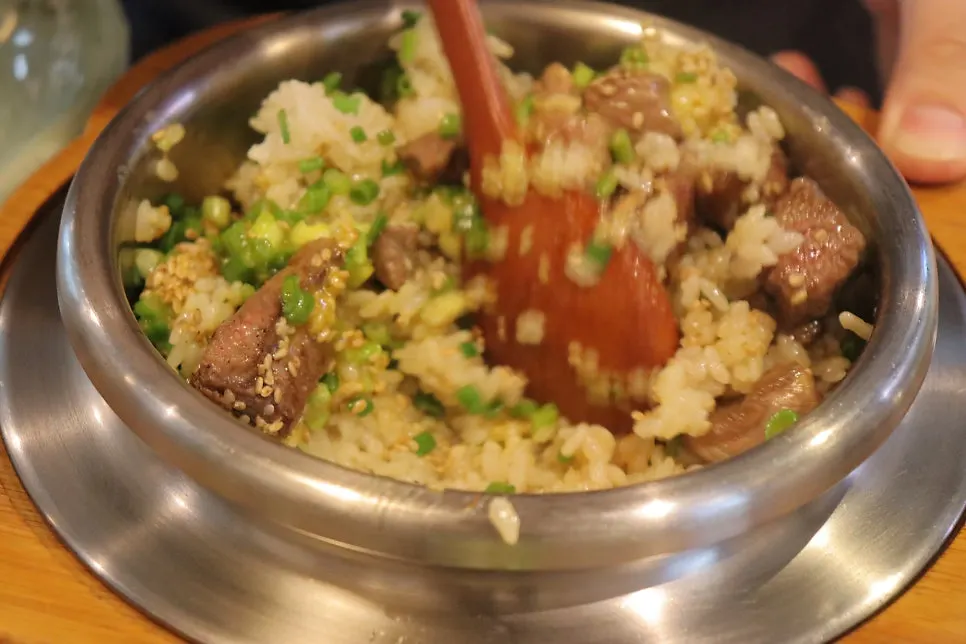 Side dishes served with the steak pot rice