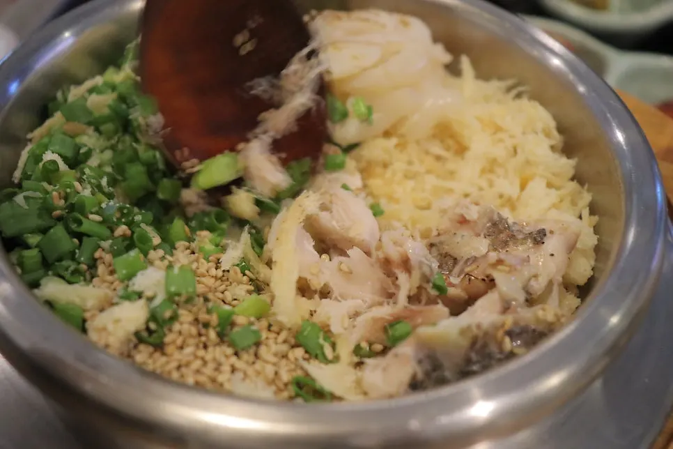 Sea bream pot rice topped with golden-grilled sea bream