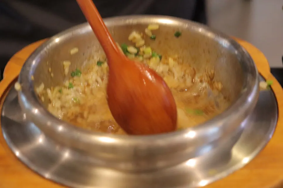 Pouring water into the pot to make nurungji soup
