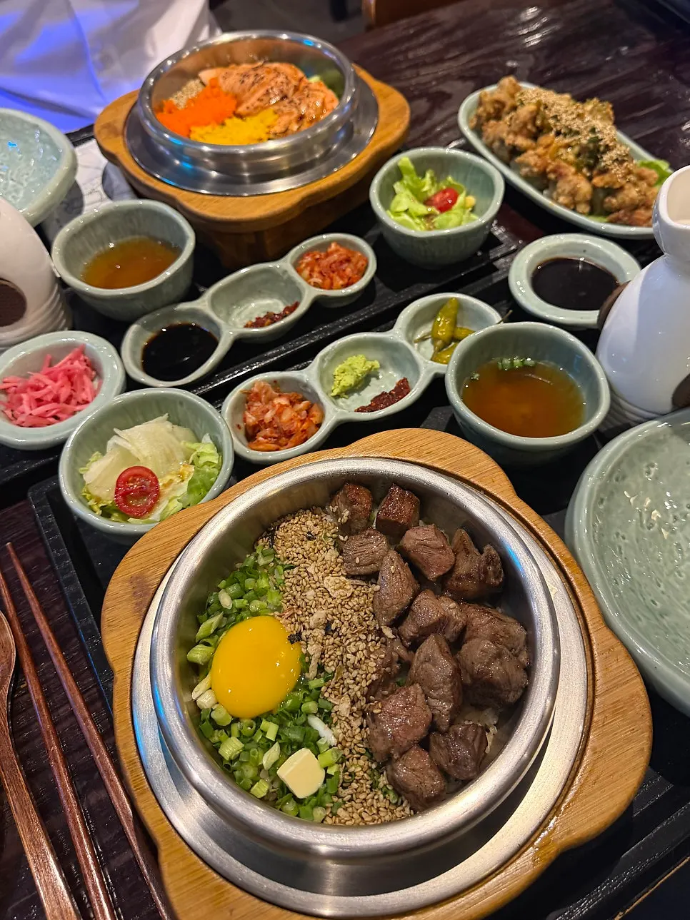 반찬과 함께 차려진 솥밥 한 상
