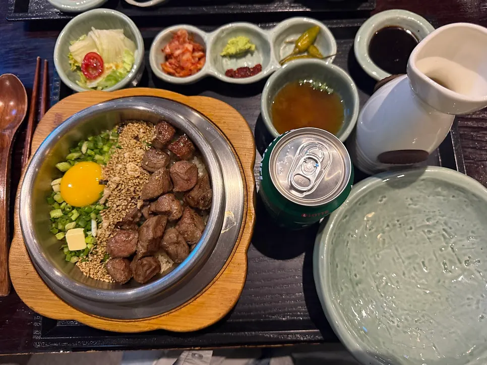 노른자와 쪽파가 올라간 스테이크 솥밥