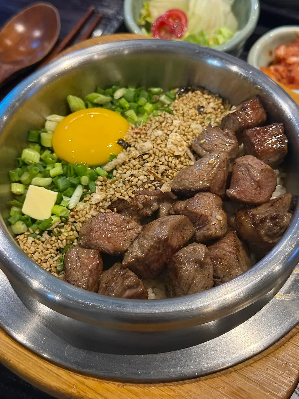 고기가 듬뿍 올라간 스테이크 솥밥 솥