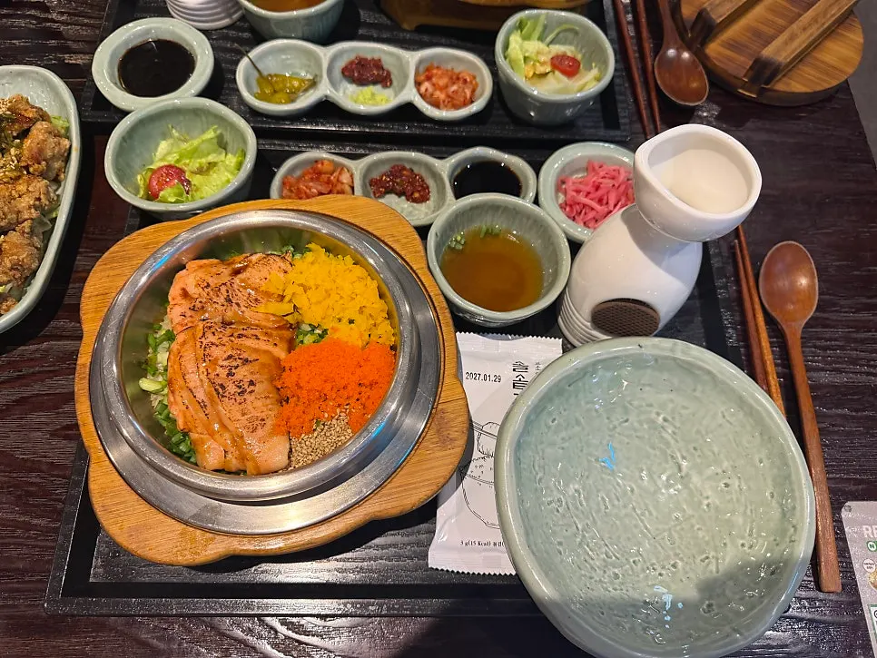 밥과 고기를 비빈 스테이크 솥밥 한 그릇