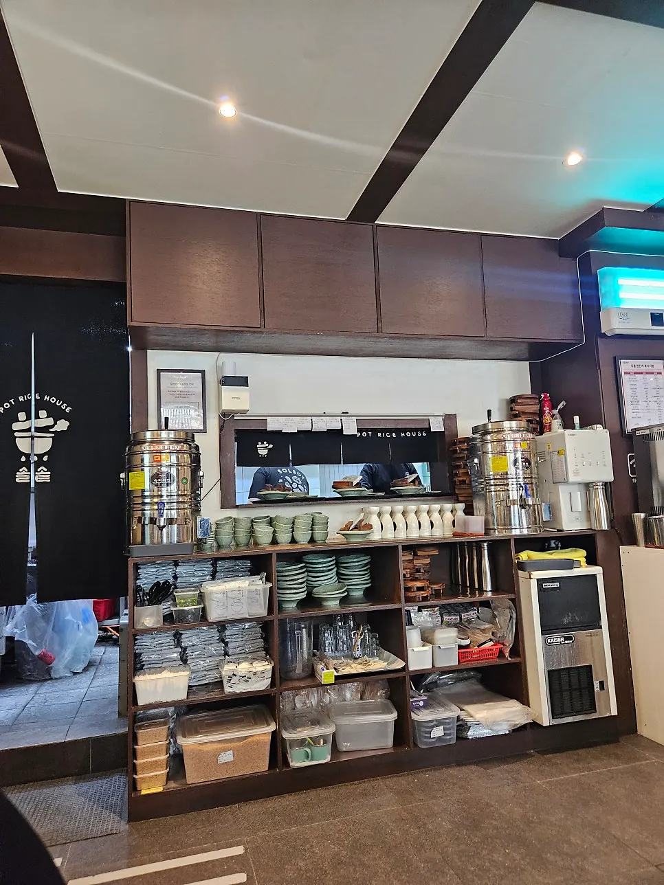 솔솥 광안리점 입구 안내판