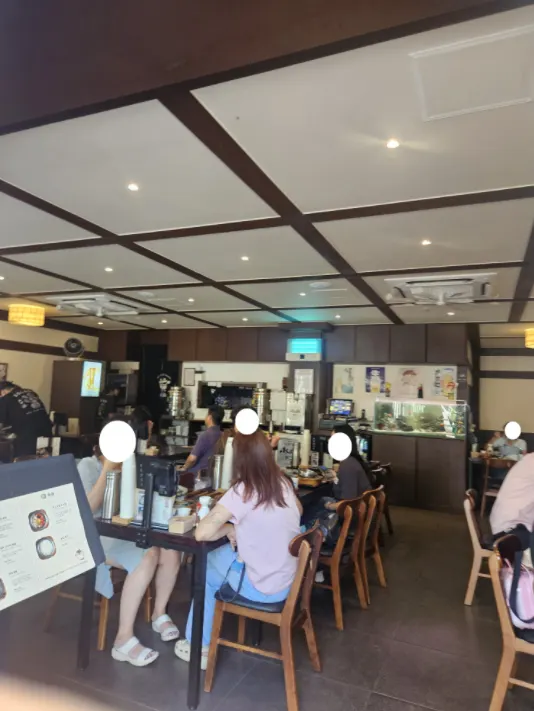 매장 내부 통로와 좌석