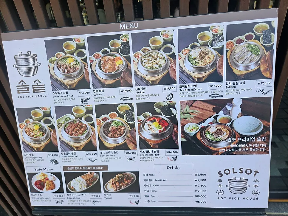 테이블이 넓게 놓인 매장 내부