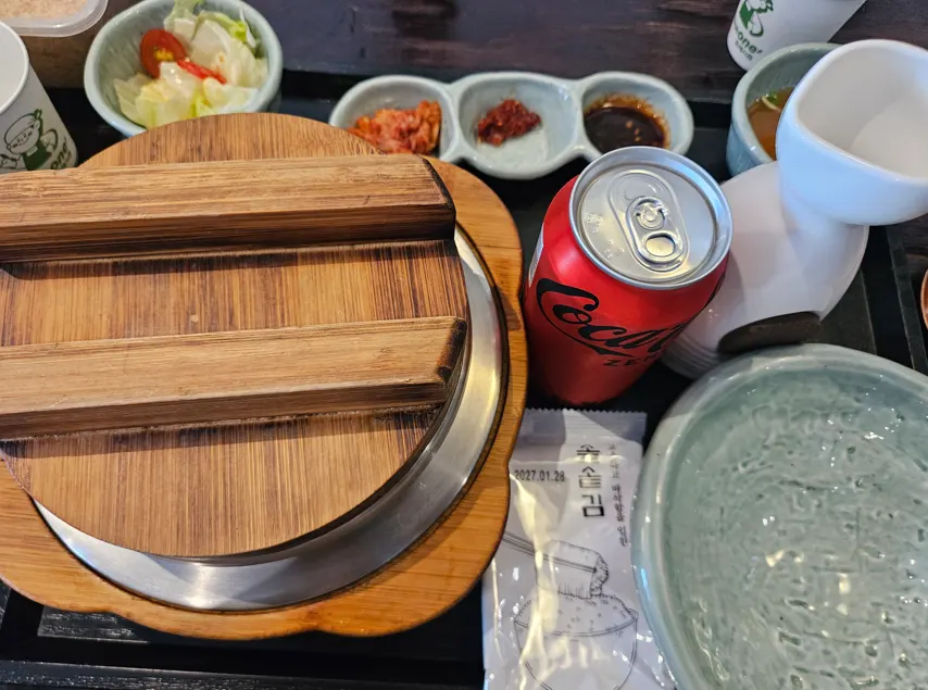 정갈하게 차려진 솥밥 상차림