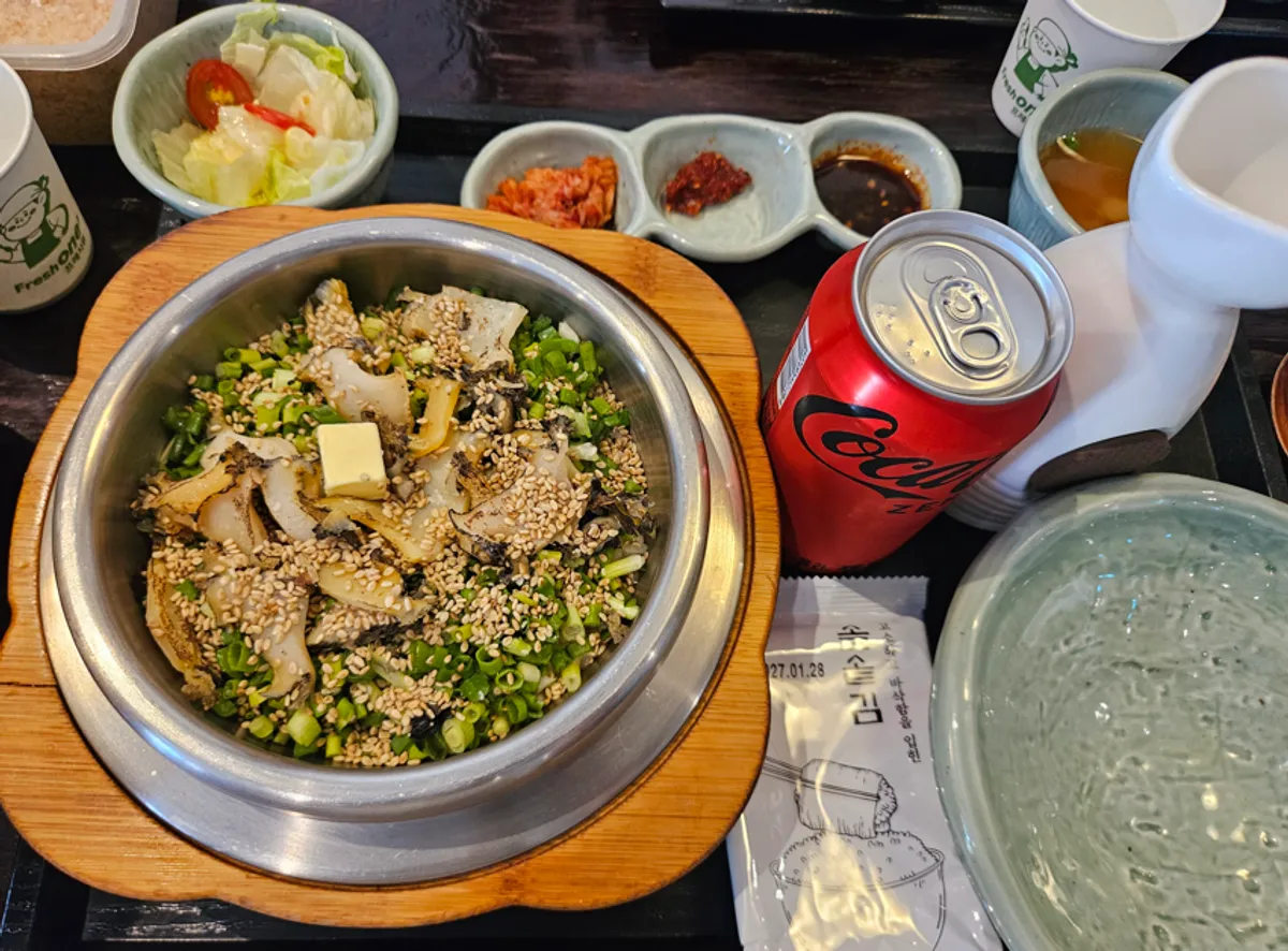 전복이 올라간 전복 솥밥 한 상