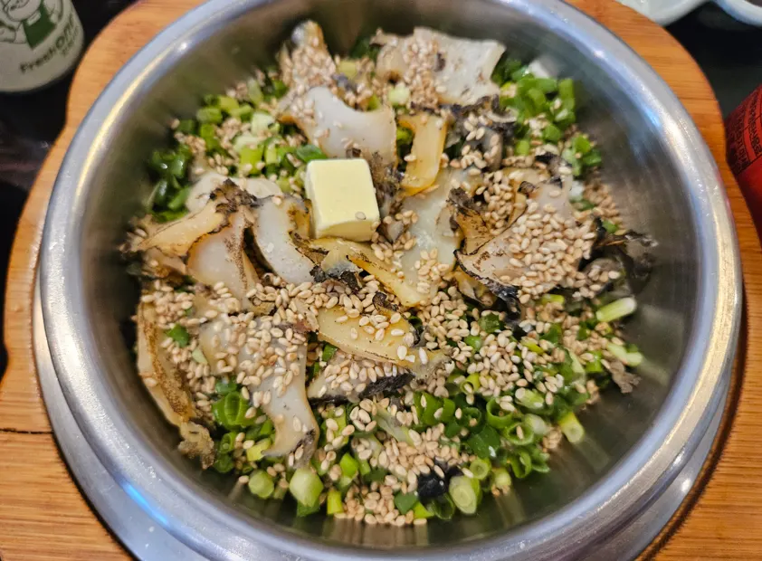 클로즈업한 솥밥과 반찬