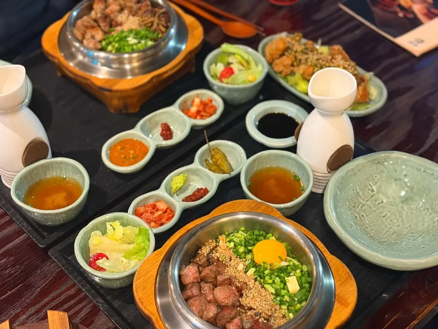 A neatly plated pot rice set