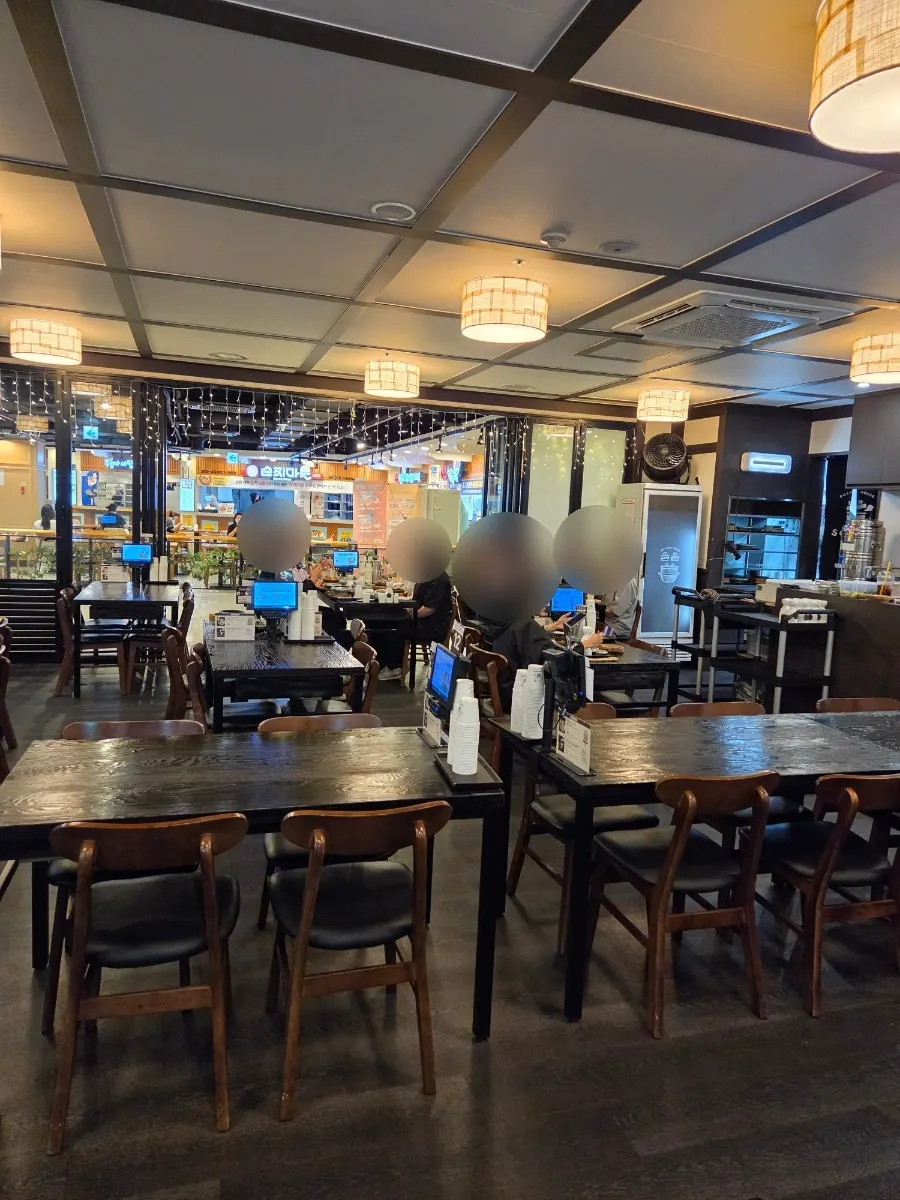 간격 넓게 배치된 솔솥 상암점 테이블