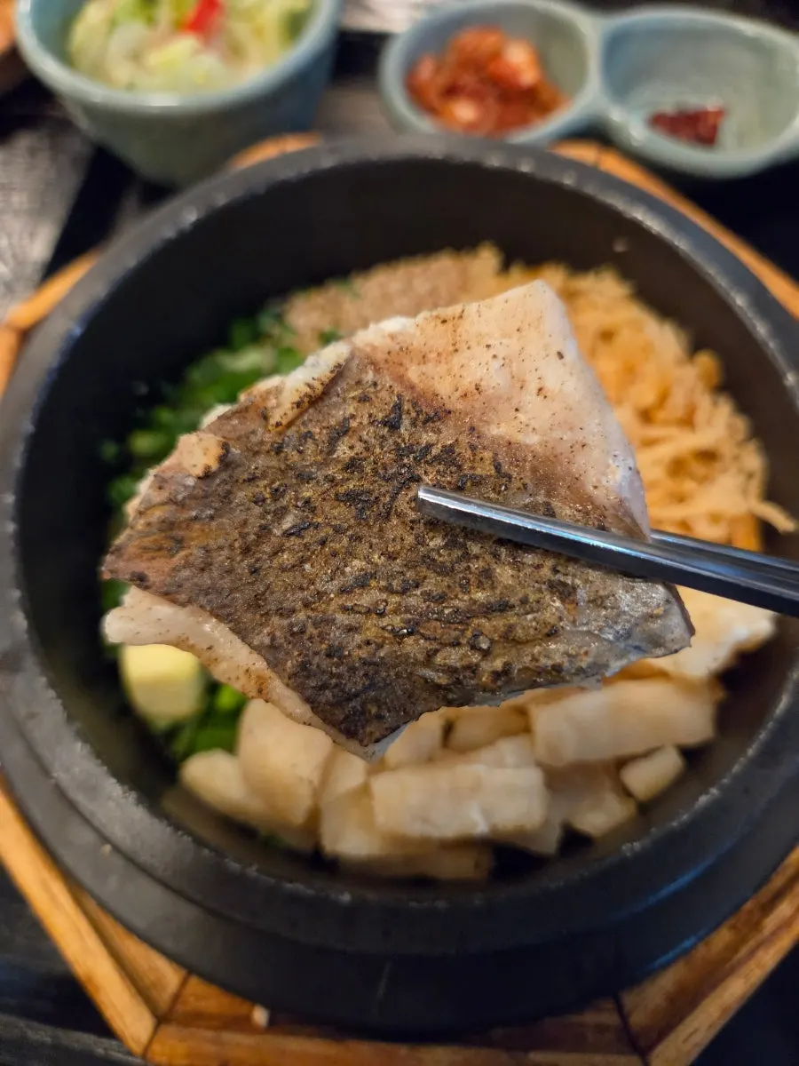 두툼한 도미 한 조각과 노릇한 관자