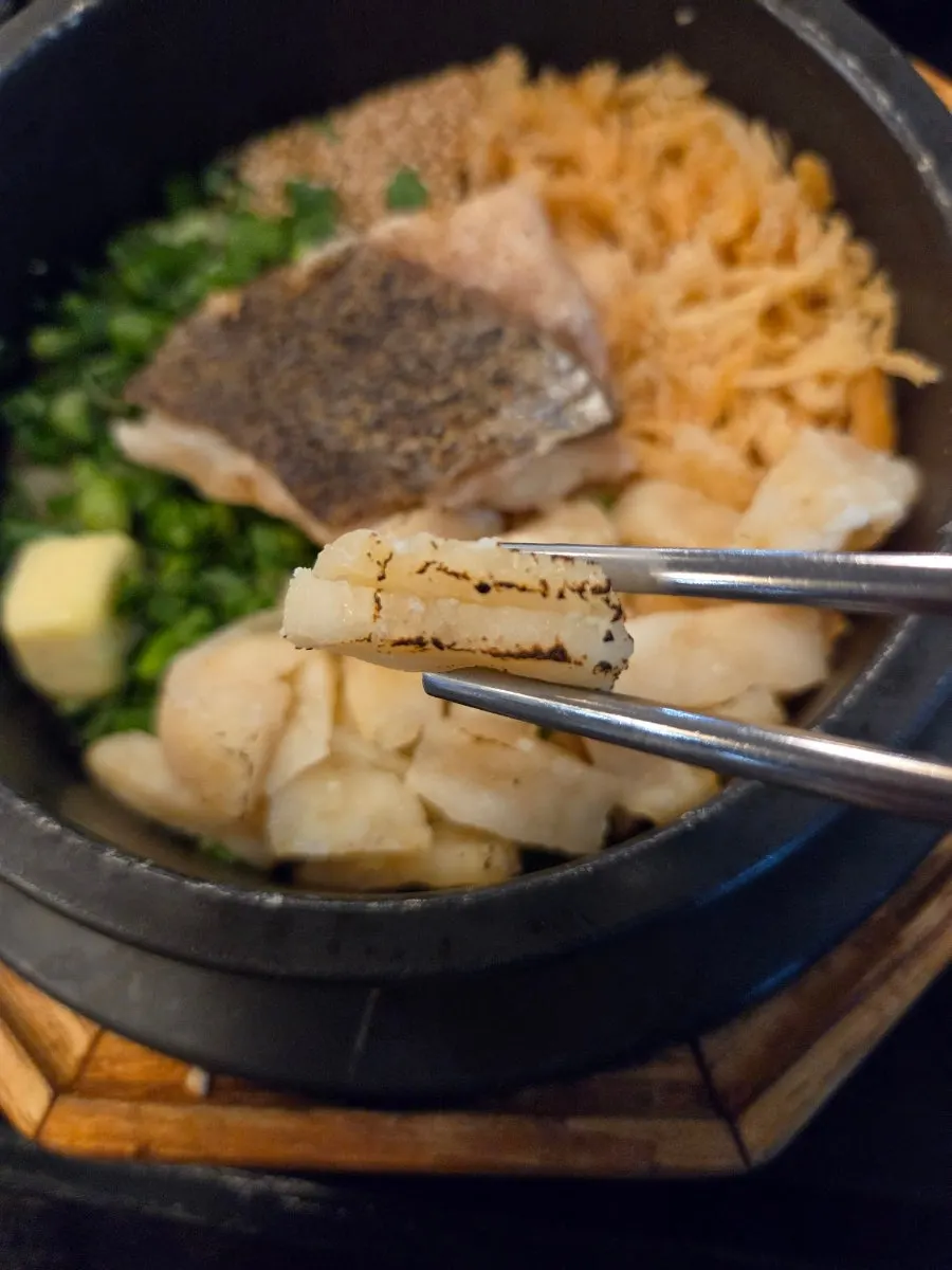 버터와 쪽파가 올라간 도미관자솥밥