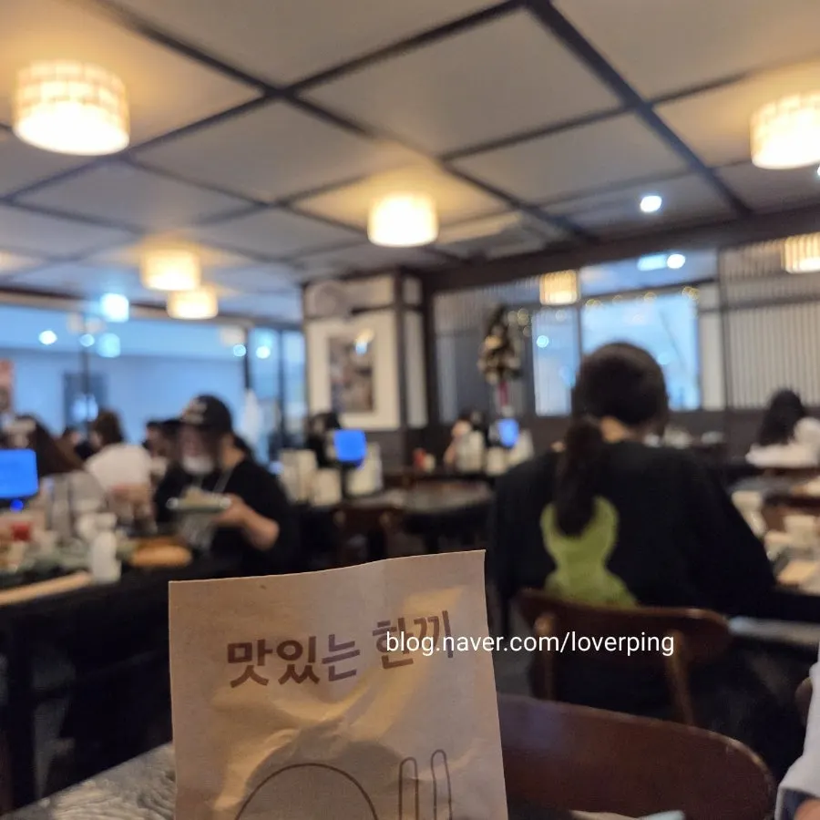솔솥 상암점 내부 좌석과 테이블 세팅