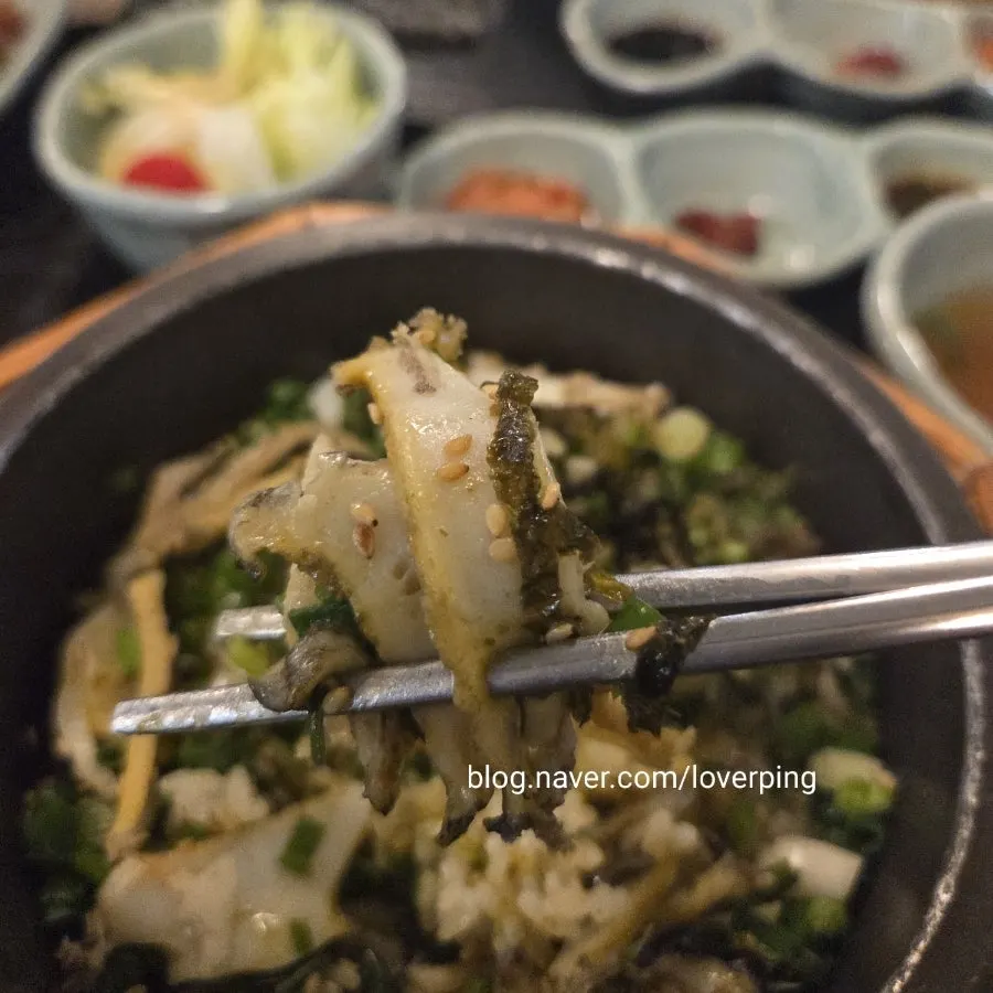 메뉴마다 다른 솥밥 양념 소스장