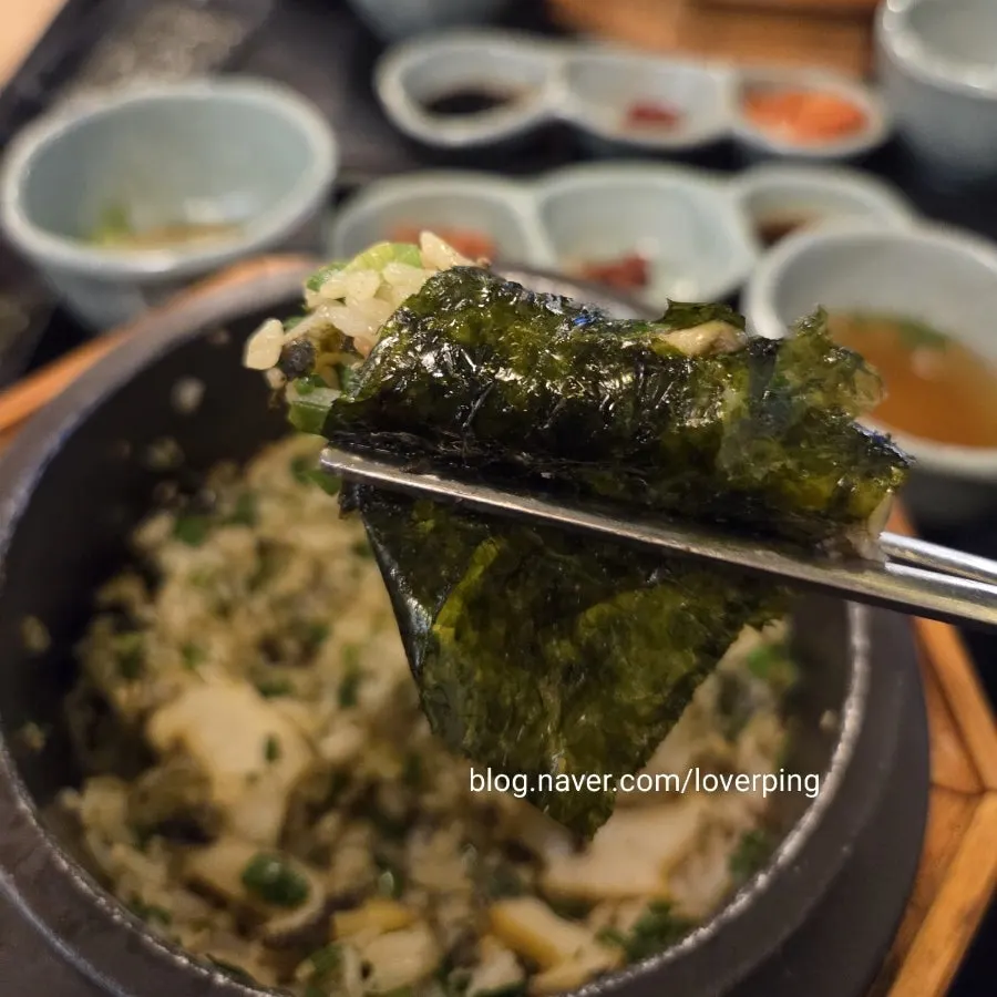 김에 싸서 양념장에 찍어 먹는 솥밥 한 입
