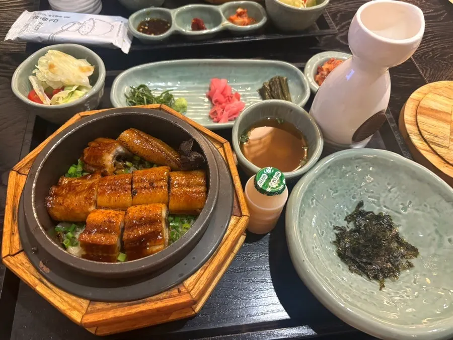 油亮鰻魚鋪滿的鰻魚鍋飯