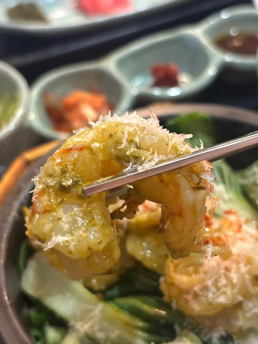 撒上起司粉的龍蝦蝦鍋飯